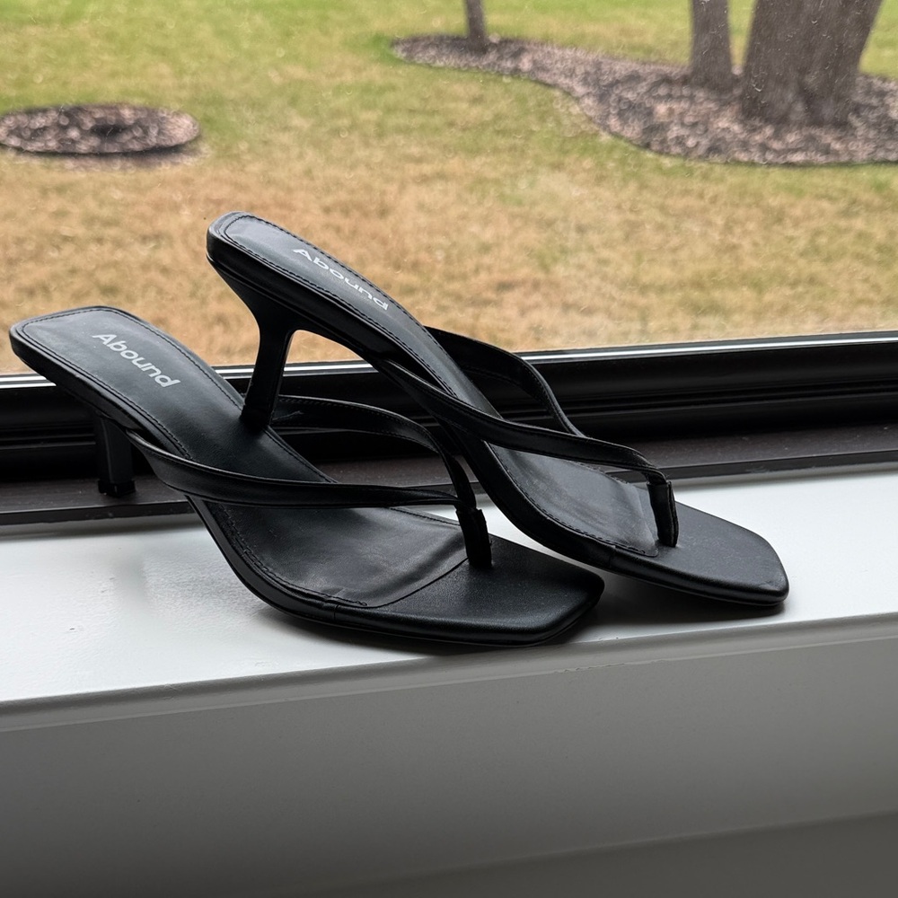 Abound Black Thong Kitten Heel Sandals with Square Toe NWT size 9
